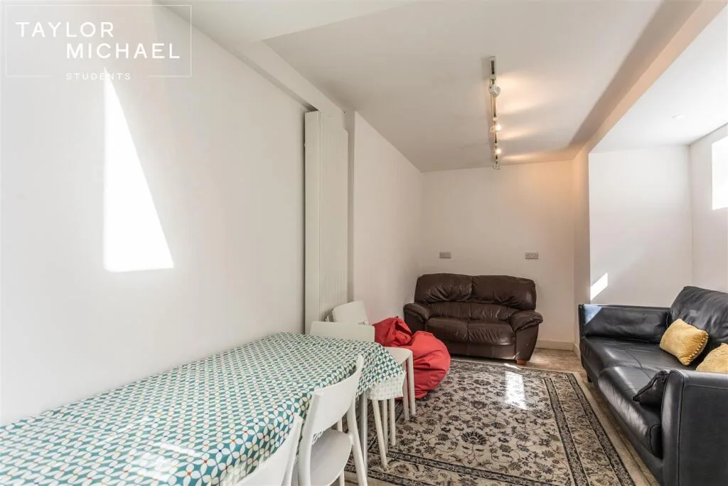 5 bedroom terraced house for rent
