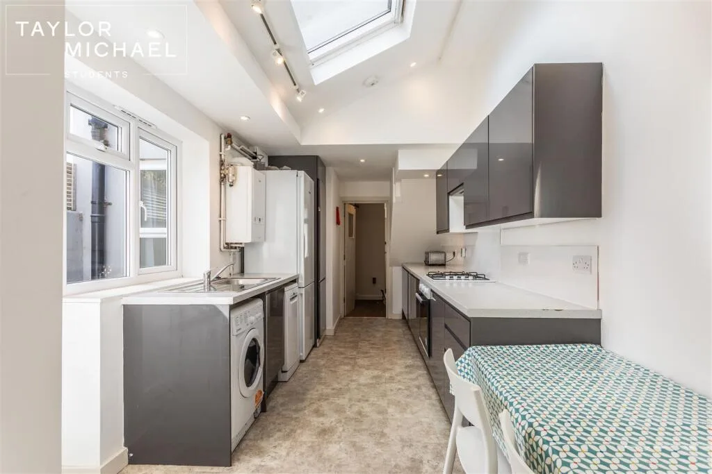 5 bedroom terraced house for rent