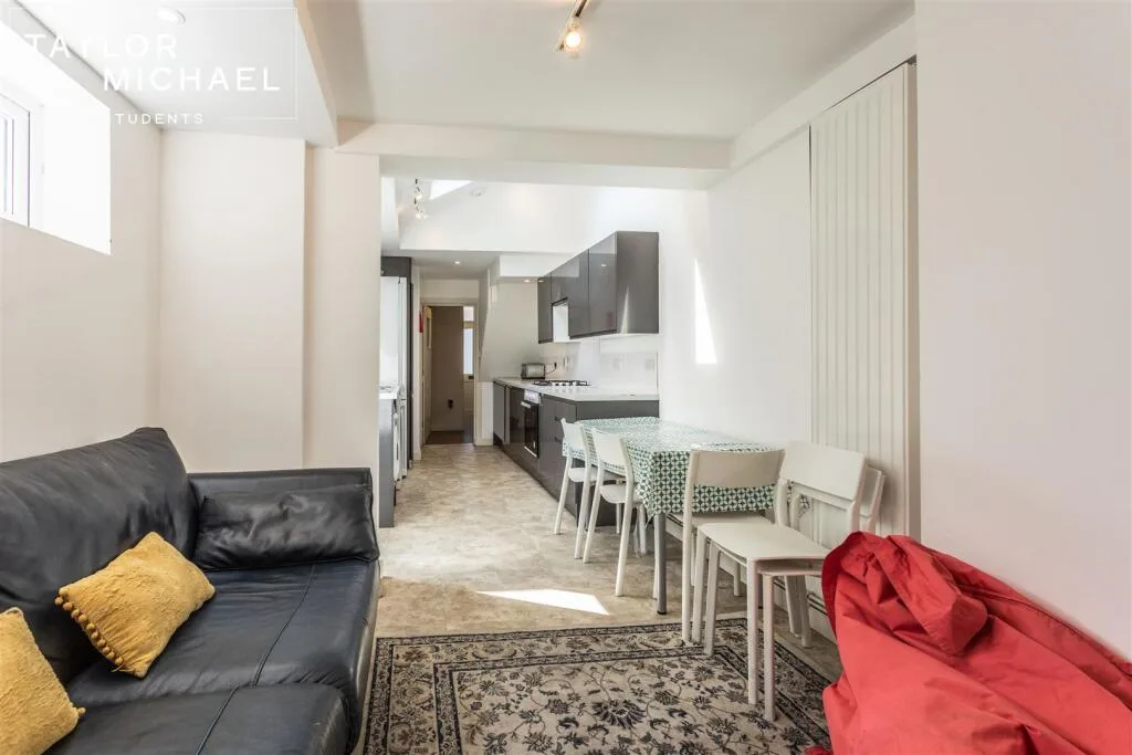 5 bedroom terraced house for rent