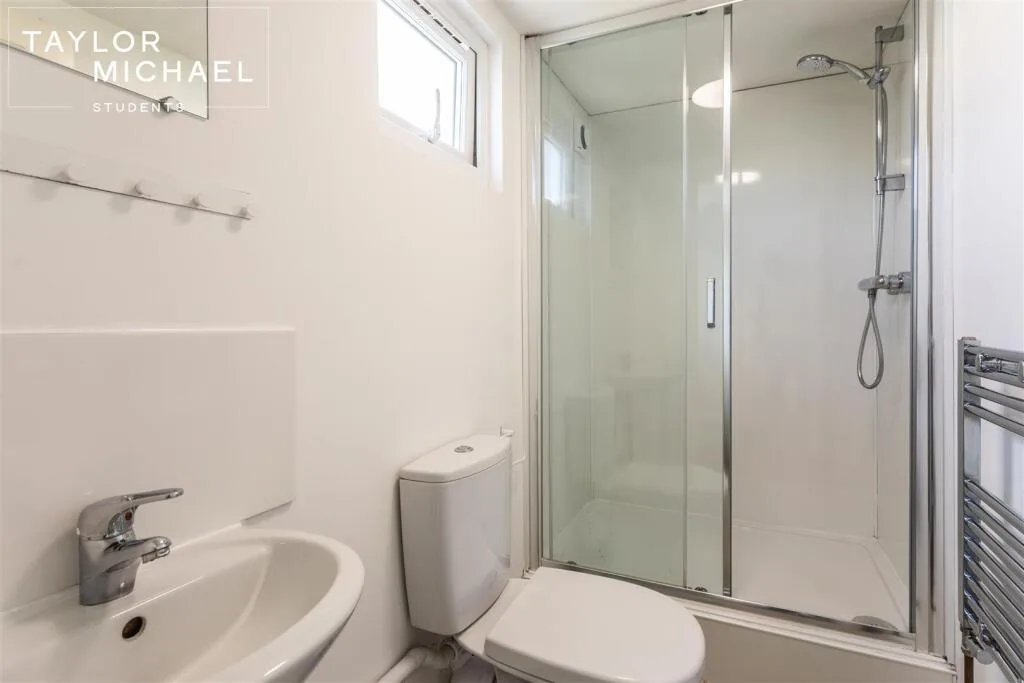 5 bedroom terraced house for rent