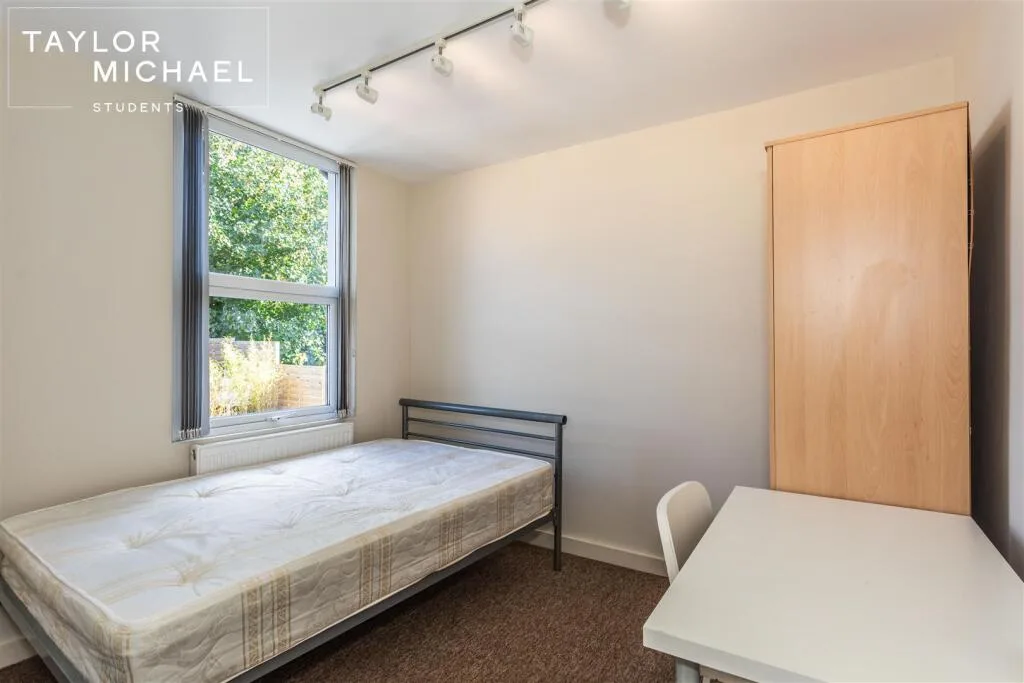 5 bedroom terraced house for rent