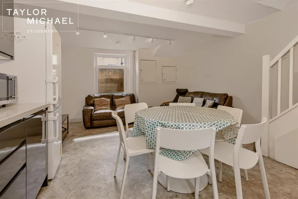 6 bedroom terraced house for rent