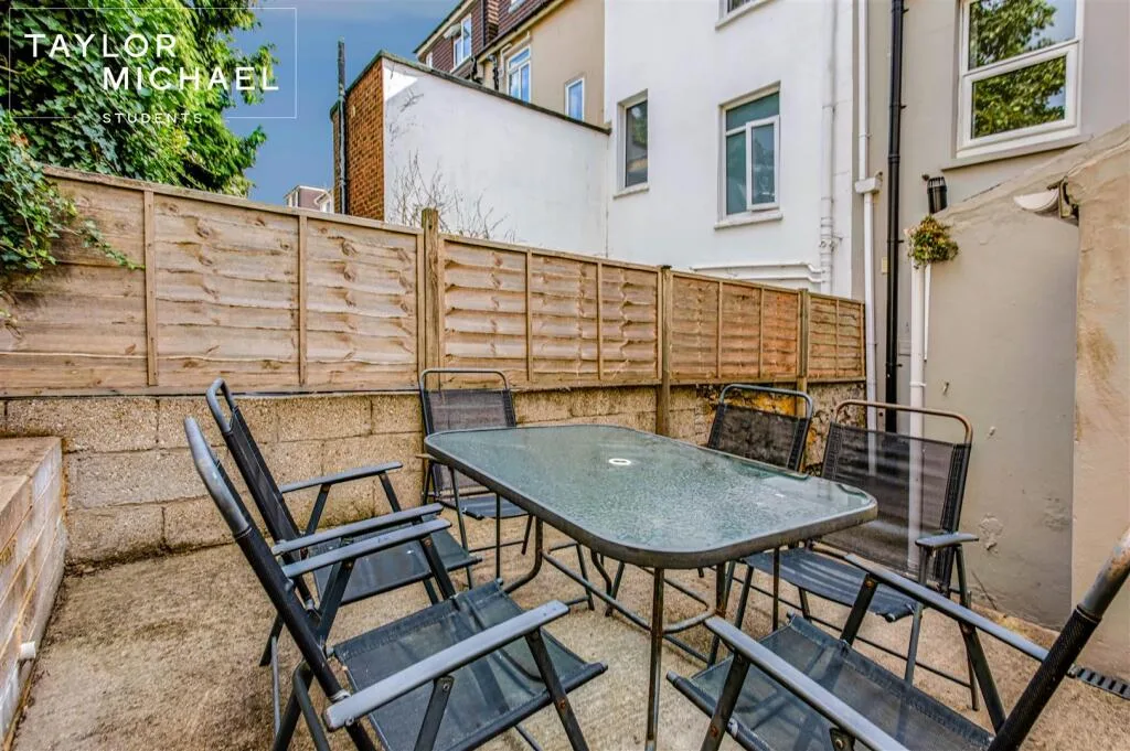 6 bedroom terraced house for rent