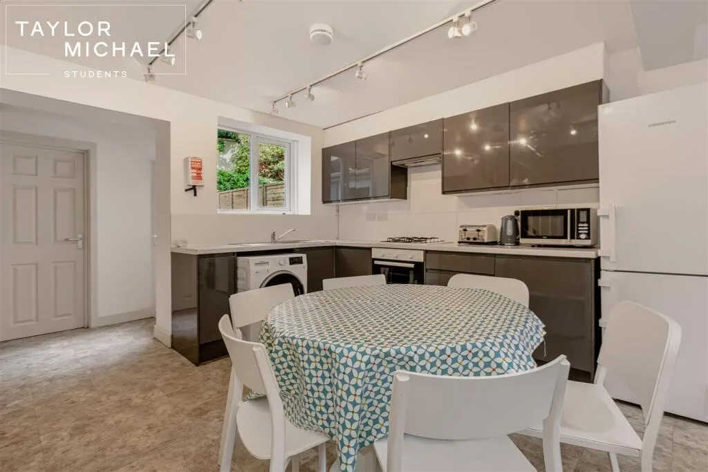 6 bedroom terraced house for rent