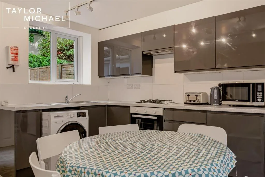 6 bedroom terraced house for rent