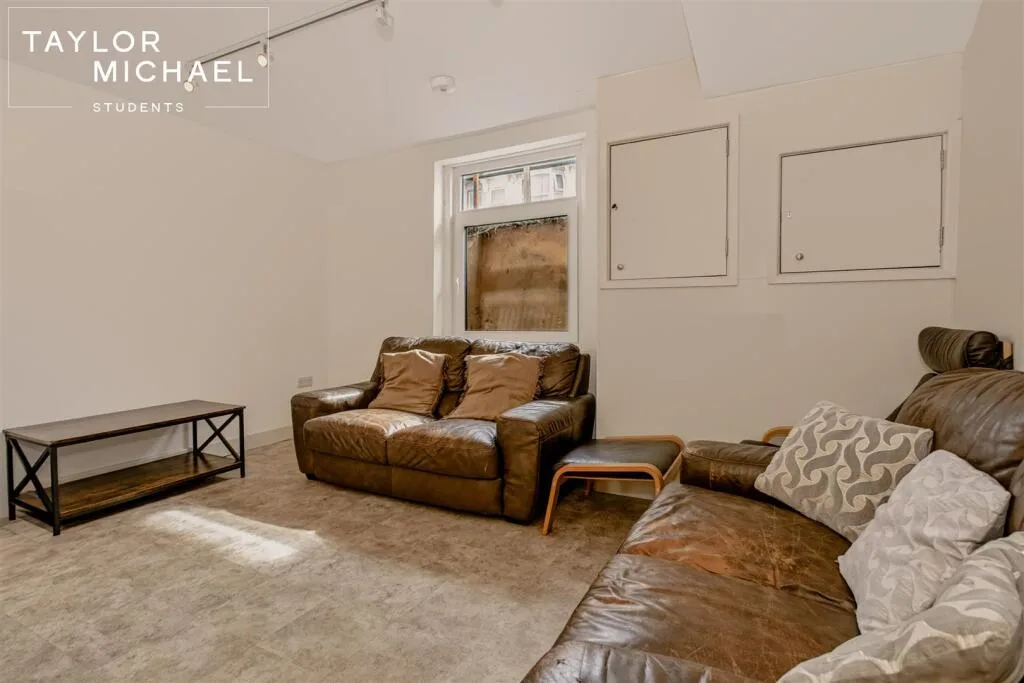 6 bedroom terraced house for rent