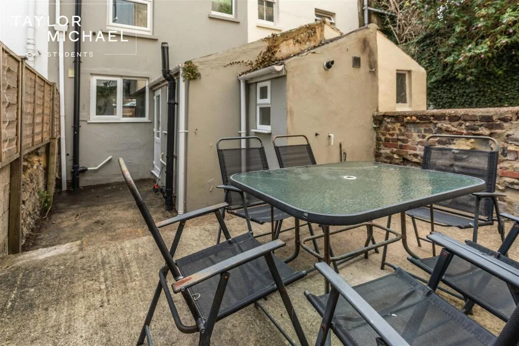 6 bedroom terraced house for rent