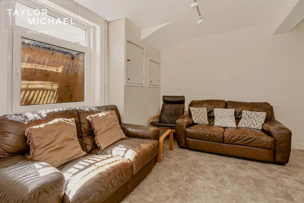6 bedroom terraced house for rent