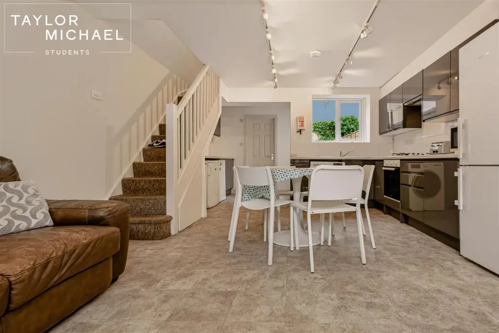 6 bedroom terraced house for rent
