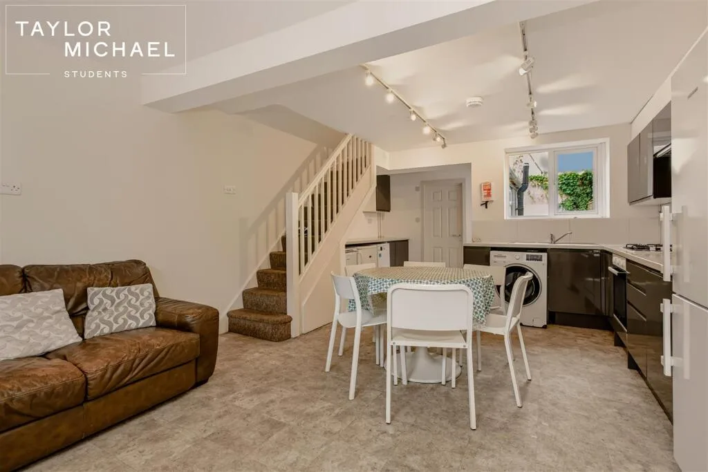 6 bedroom terraced house for rent