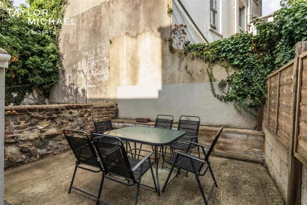 6 bedroom terraced house for rent