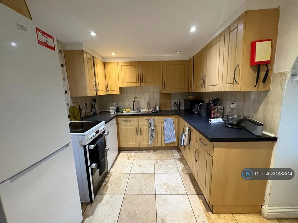 7 bedroom end of terrace house for rent