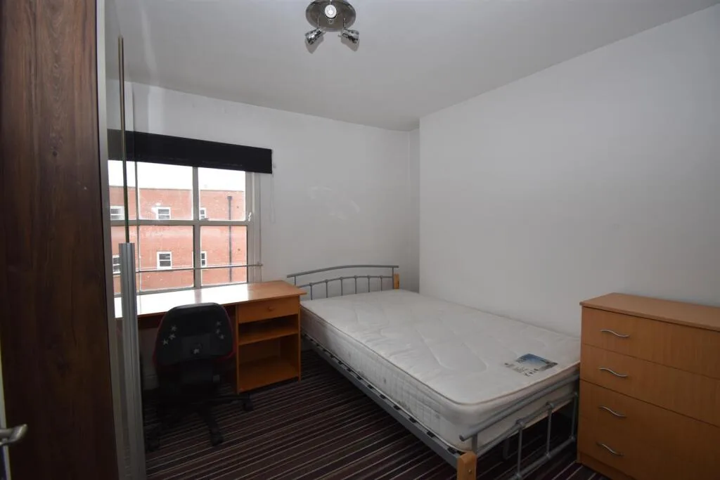 5 bedroom flat for rent