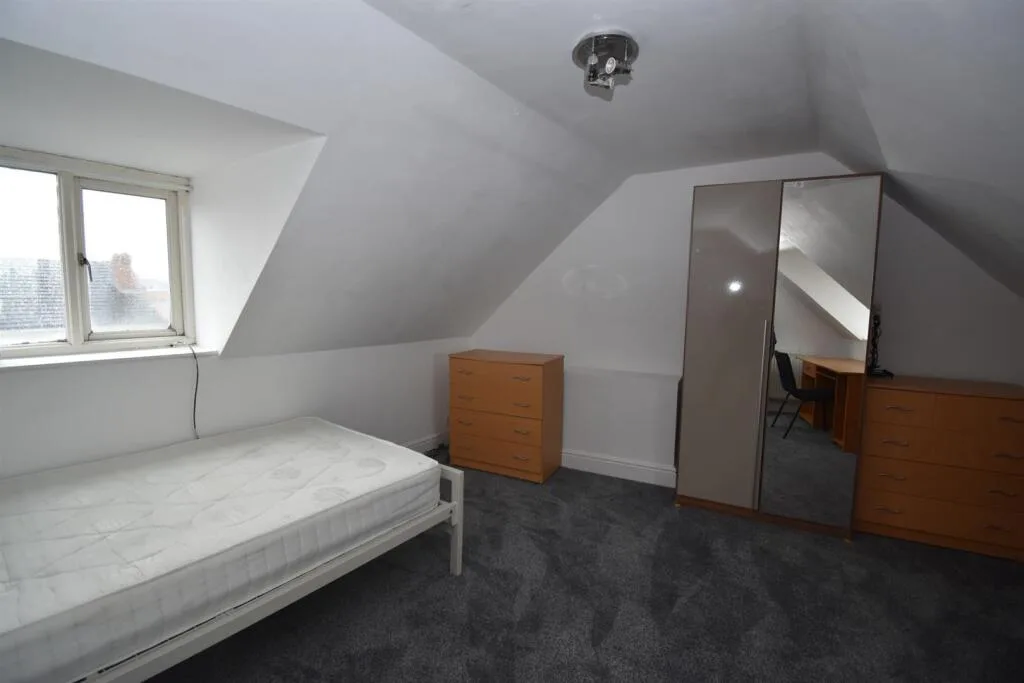 5 bedroom flat for rent