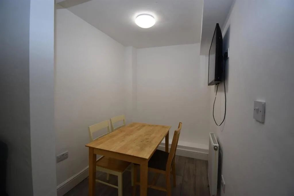 5 bedroom flat for rent