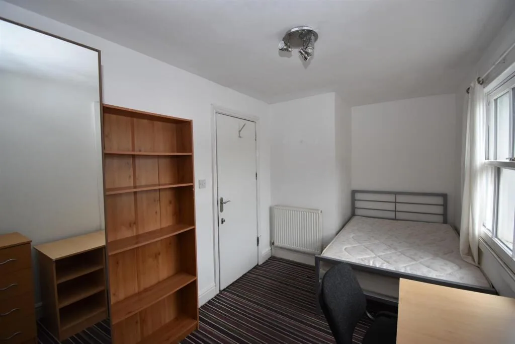 5 bedroom flat for rent
