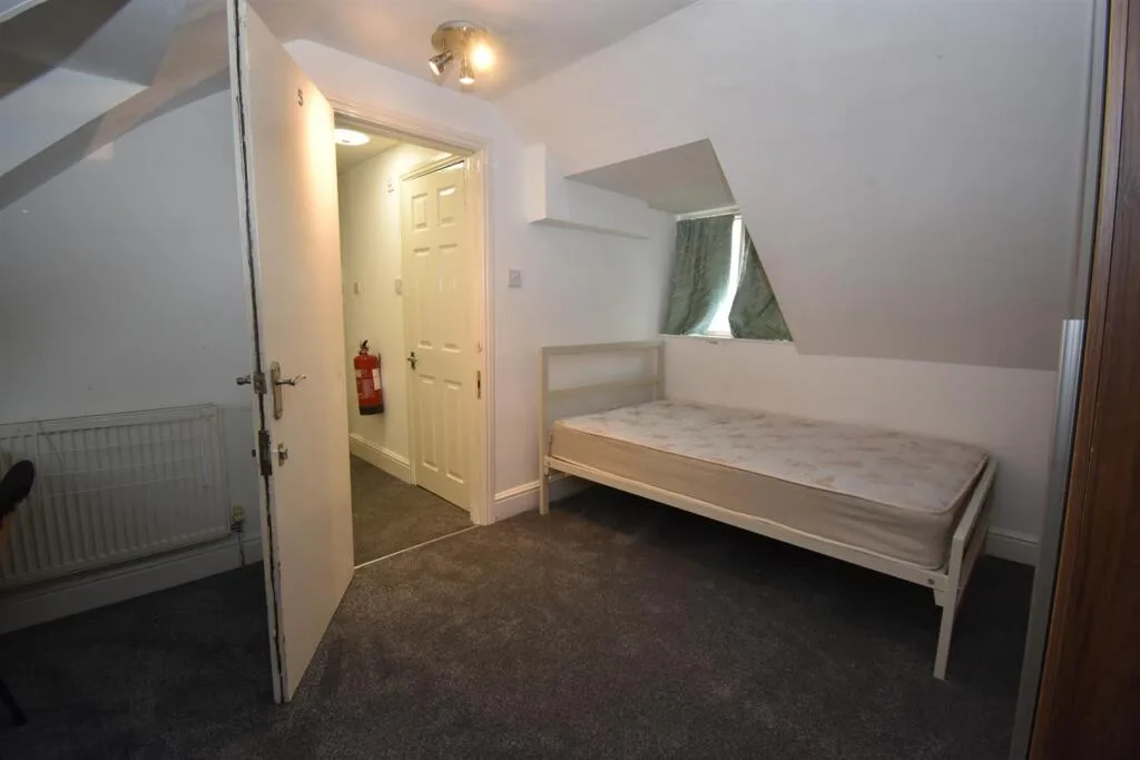 5 bedroom flat for rent