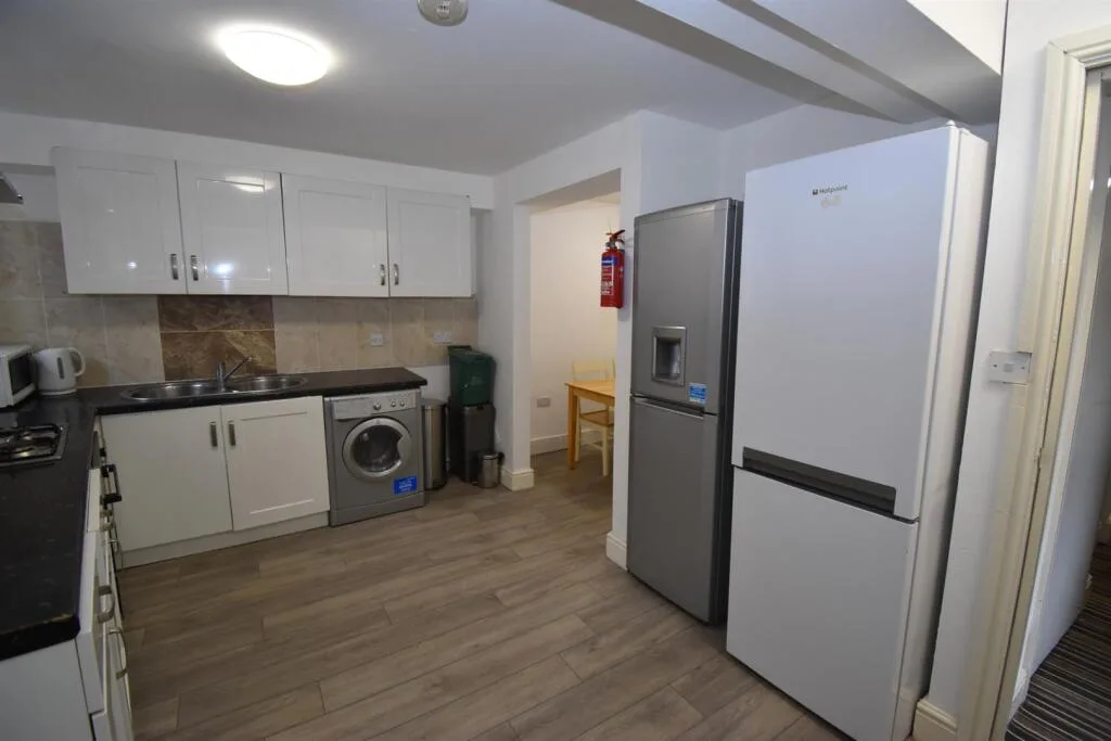 5 bedroom flat for rent