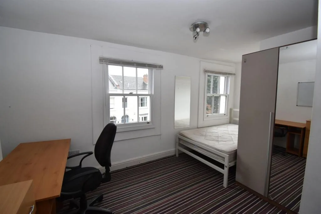 5 bedroom flat for rent