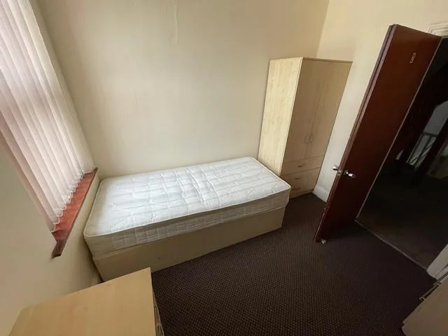 8 bedroom house for rent