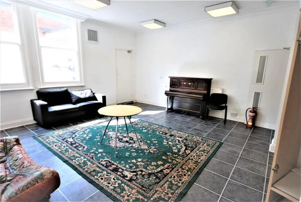 6 bedroom house for rent
