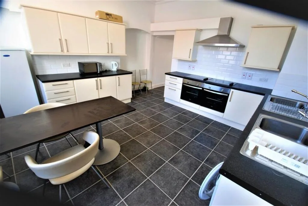 6 bedroom house for rent