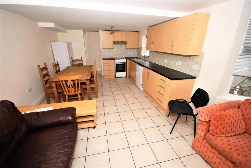 6 bedroom house for rent