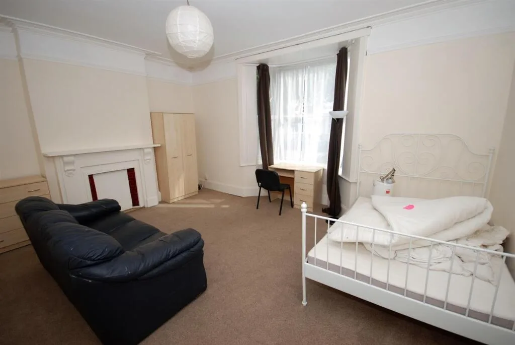 6 bedroom house for rent