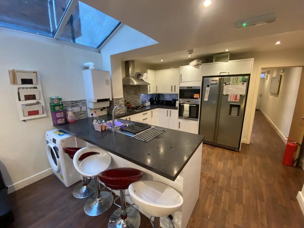 6 bedroom house for rent