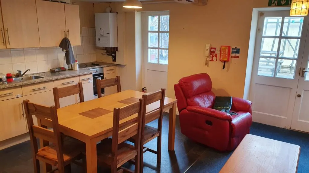 6 bedroom maisonette for rent
