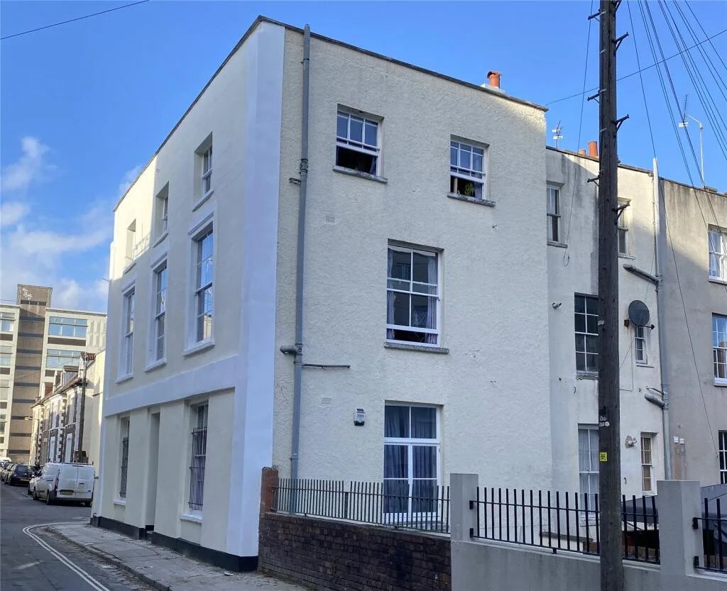 6 bedroom maisonette for rent