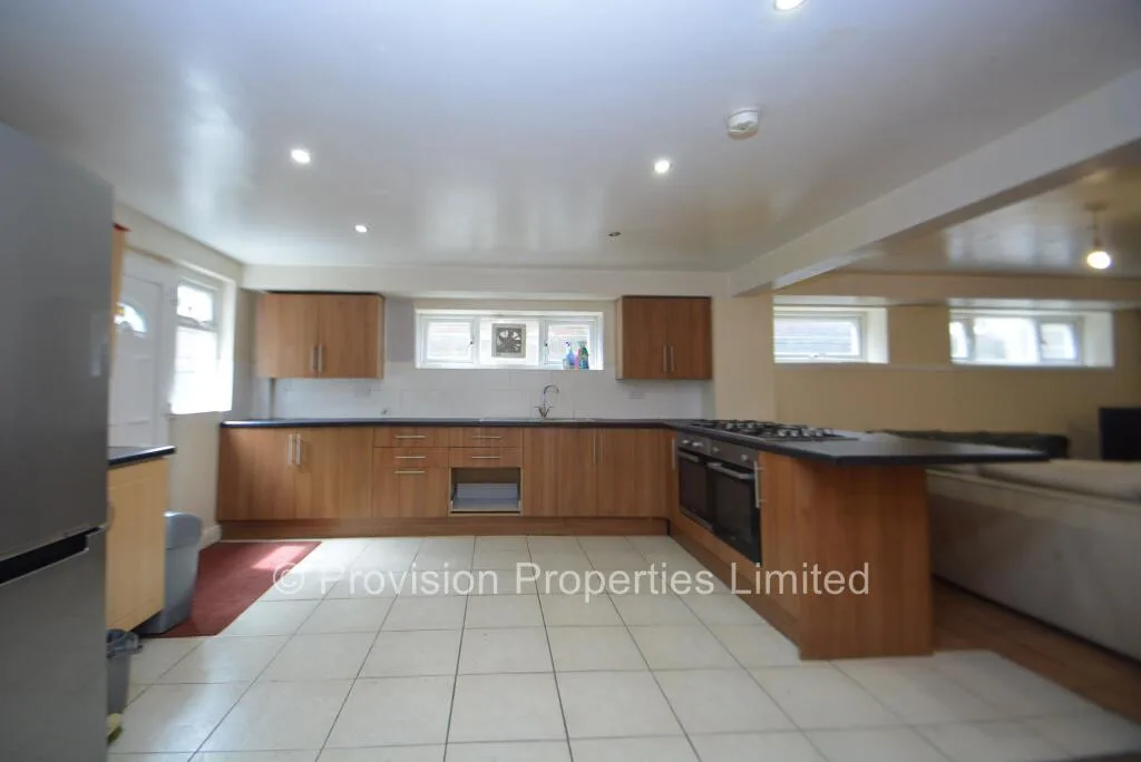 8 bedroom terraced house for rent