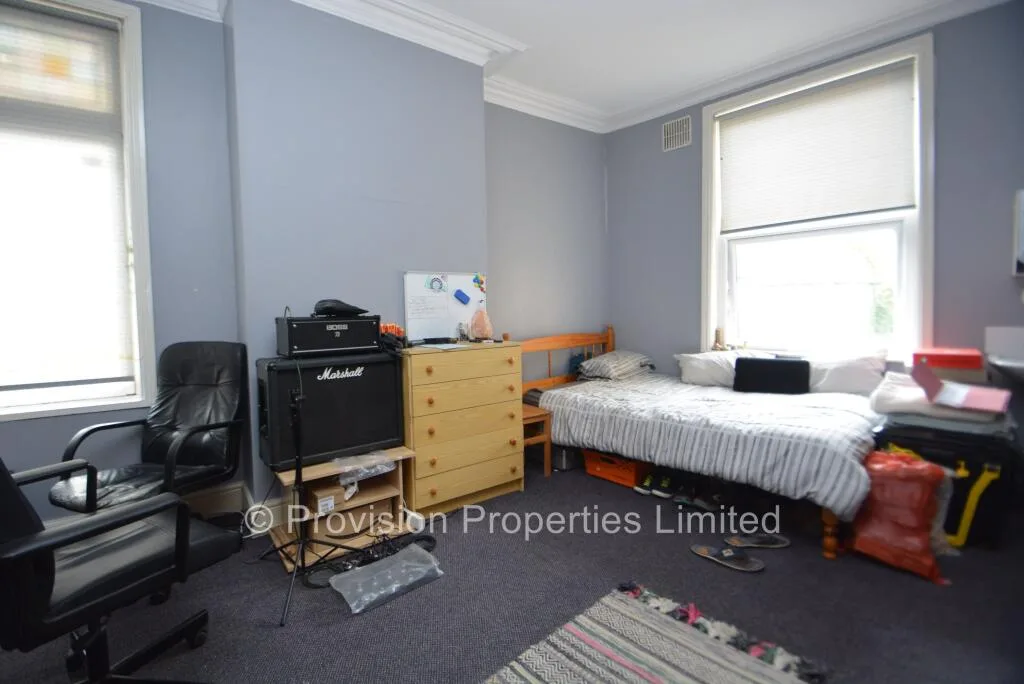 6 bedroom end of terrace house for rent