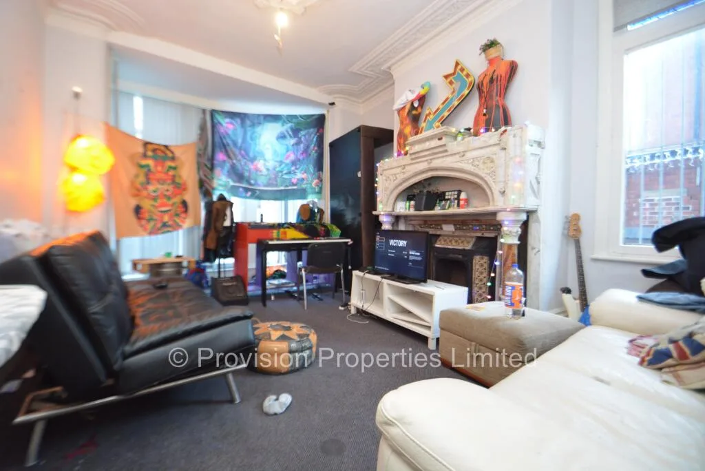 6 bedroom end of terrace house for rent