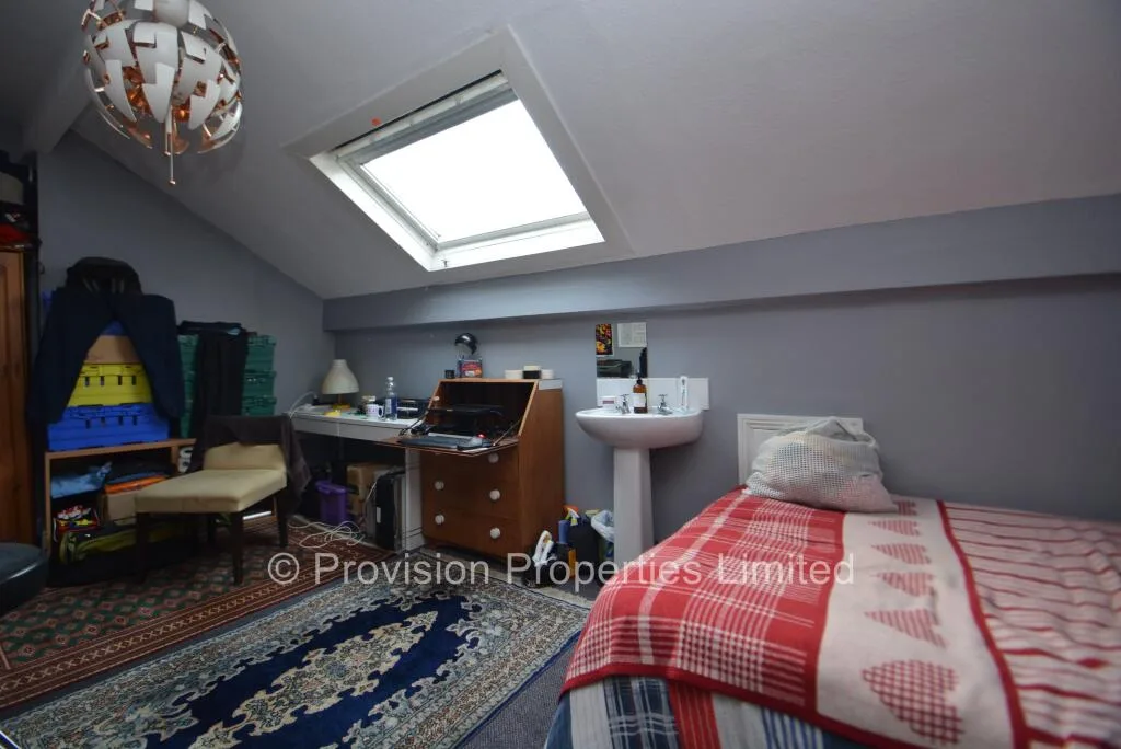 6 bedroom end of terrace house for rent