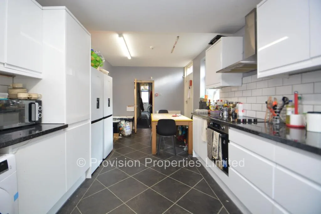 6 bedroom end of terrace house for rent