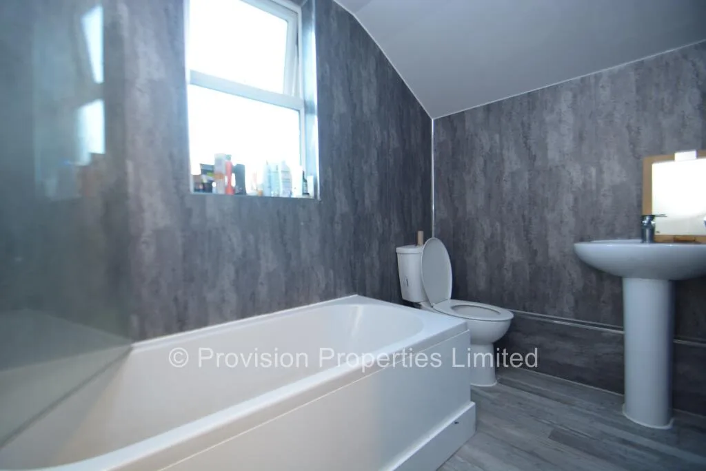 6 bedroom end of terrace house for rent