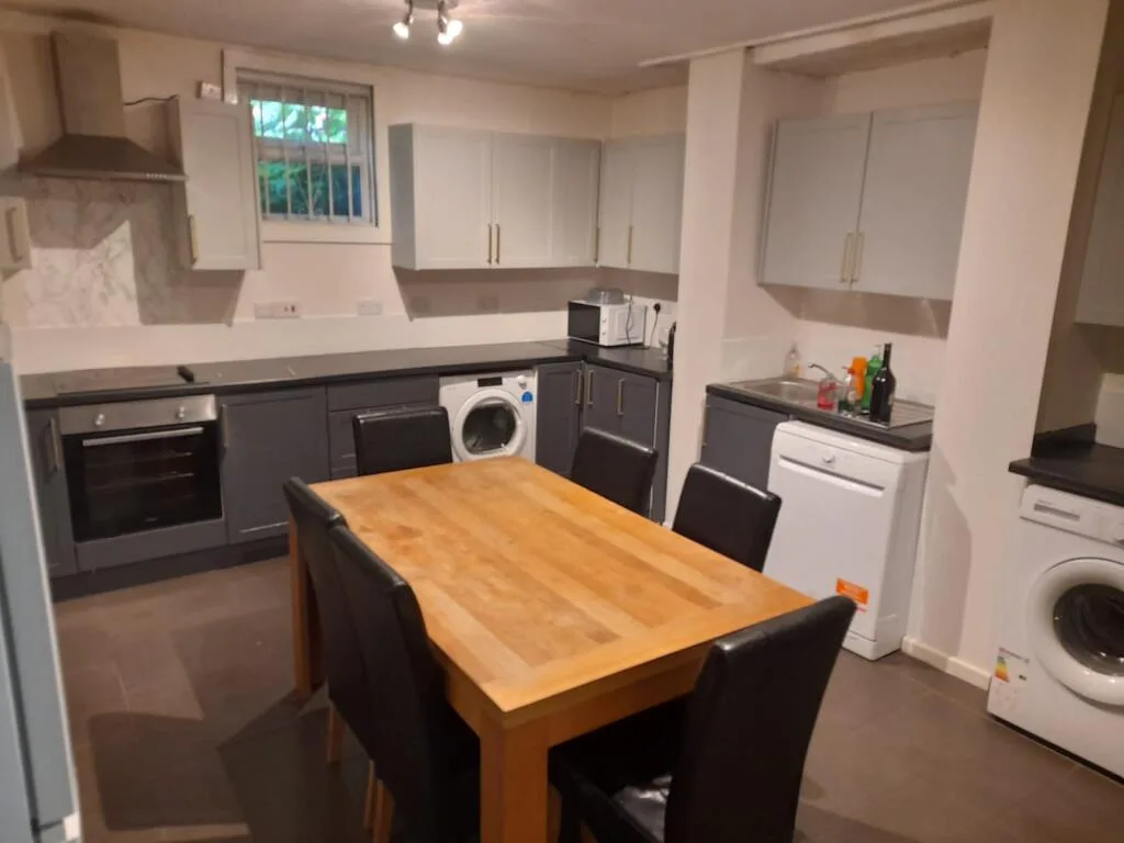 6 bedroom terraced house for rent