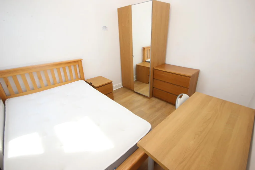 6 bedroom end of terrace house for rent