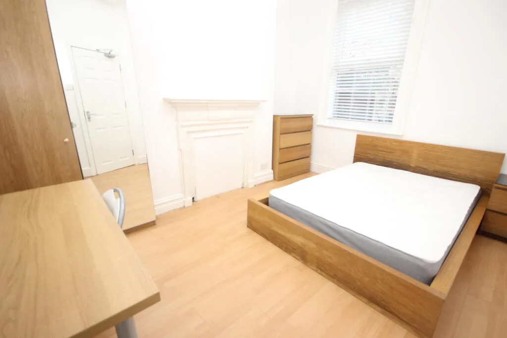 6 bedroom end of terrace house for rent