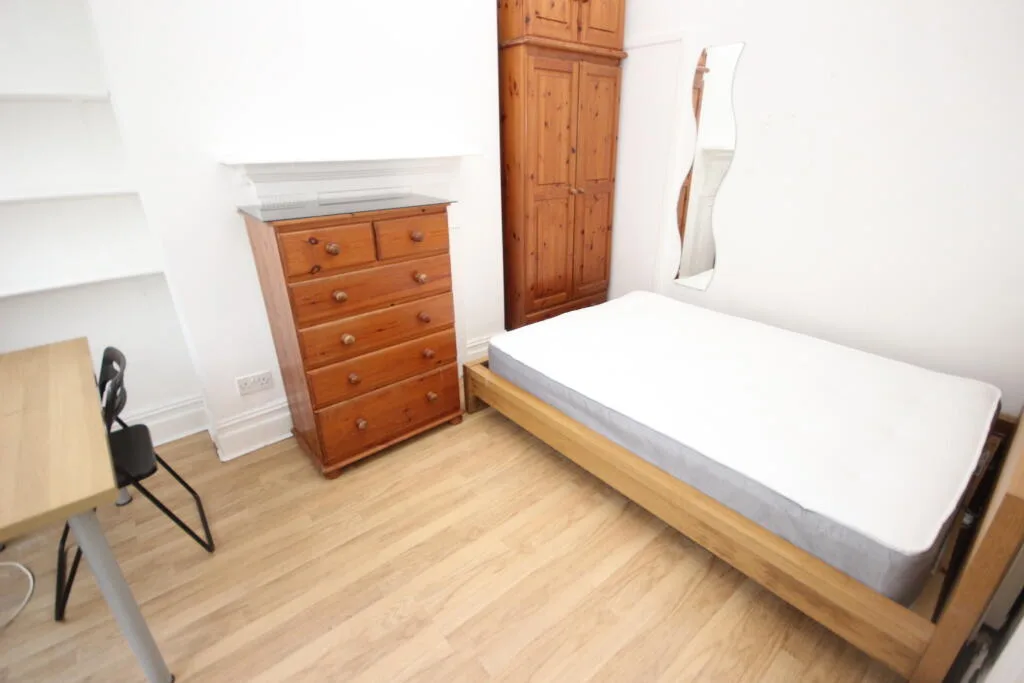6 bedroom end of terrace house for rent