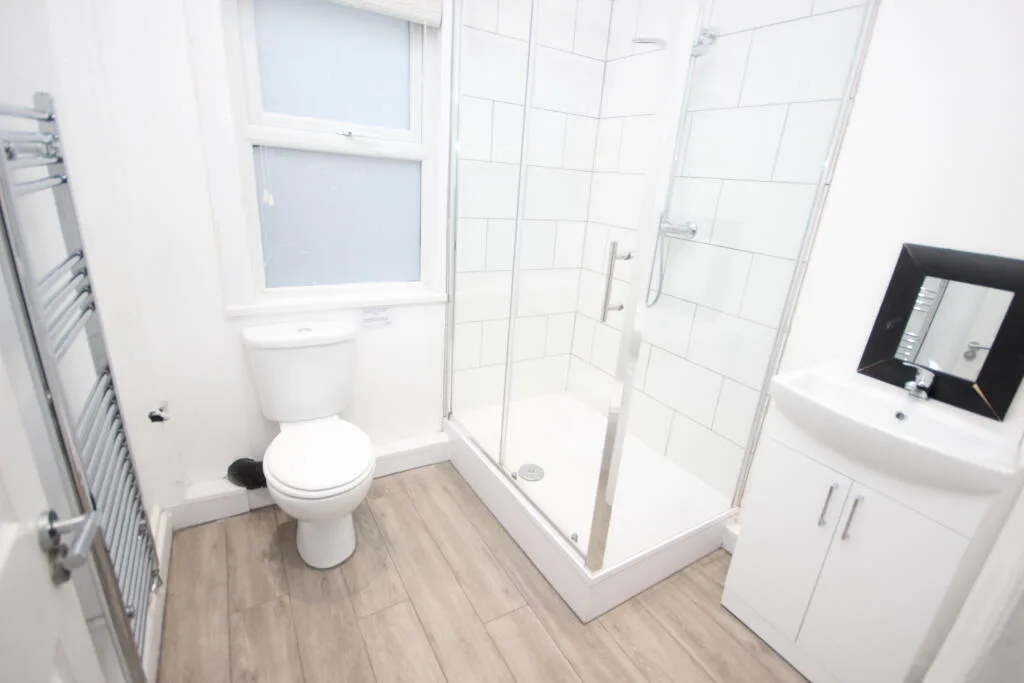 6 bedroom end of terrace house for rent