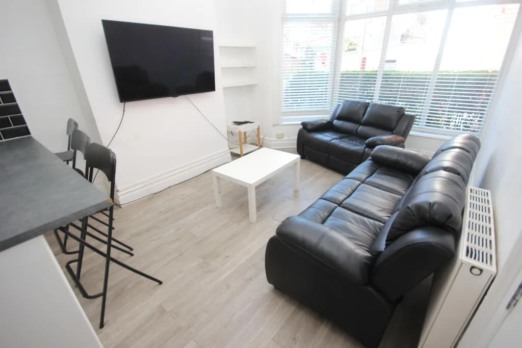 6 bedroom end of terrace house for rent