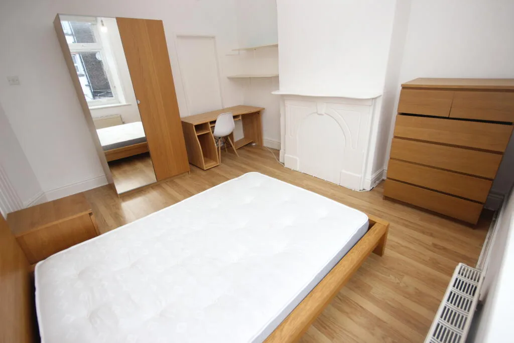 6 bedroom end of terrace house for rent