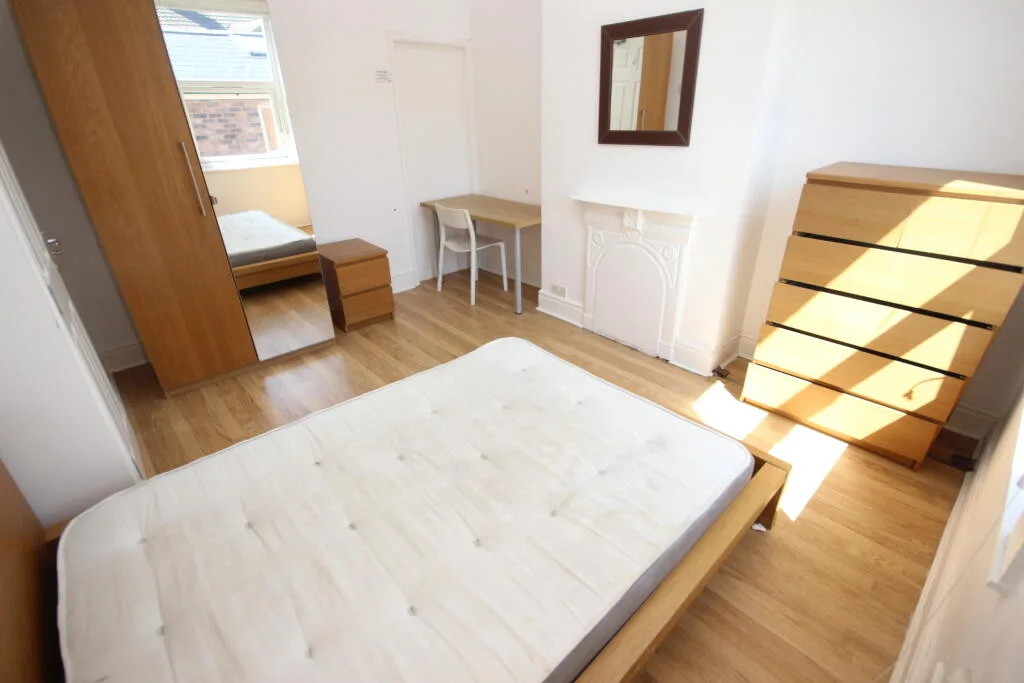 6 bedroom end of terrace house for rent