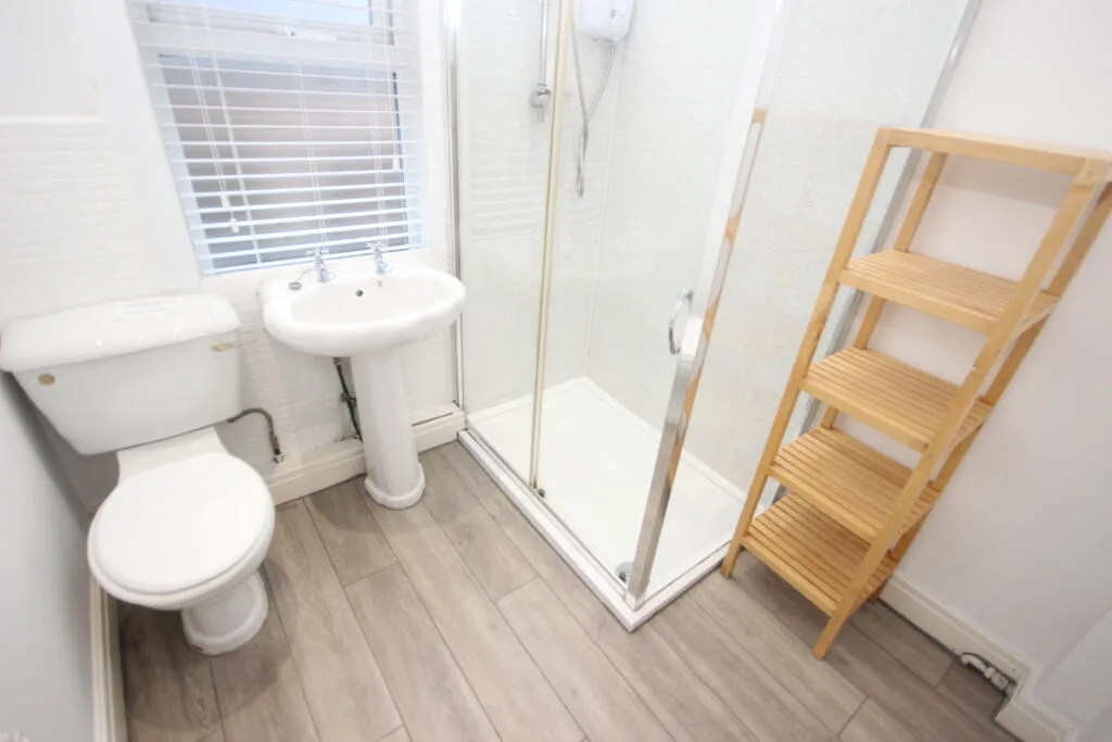 6 bedroom end of terrace house for rent