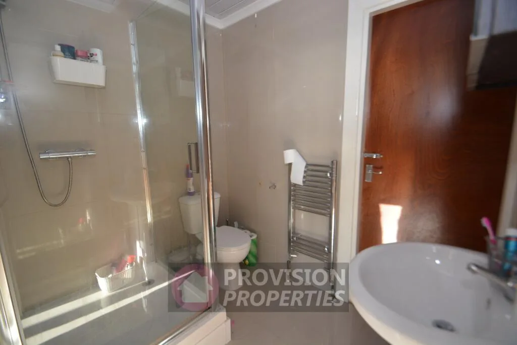 5 bedroom end of terrace house for rent