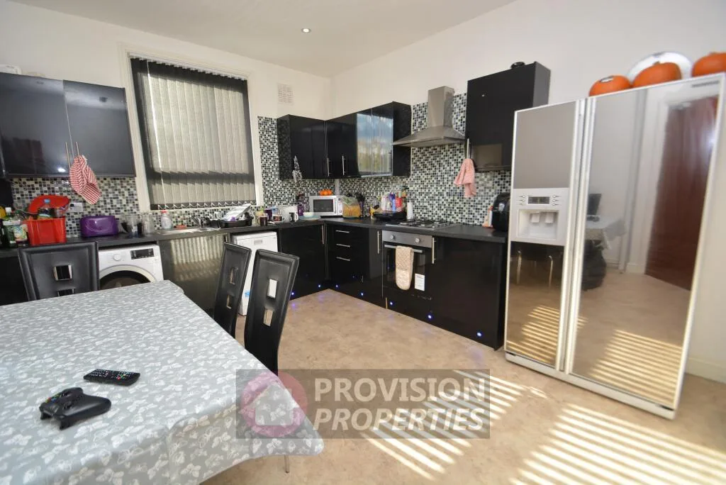5 bedroom end of terrace house for rent