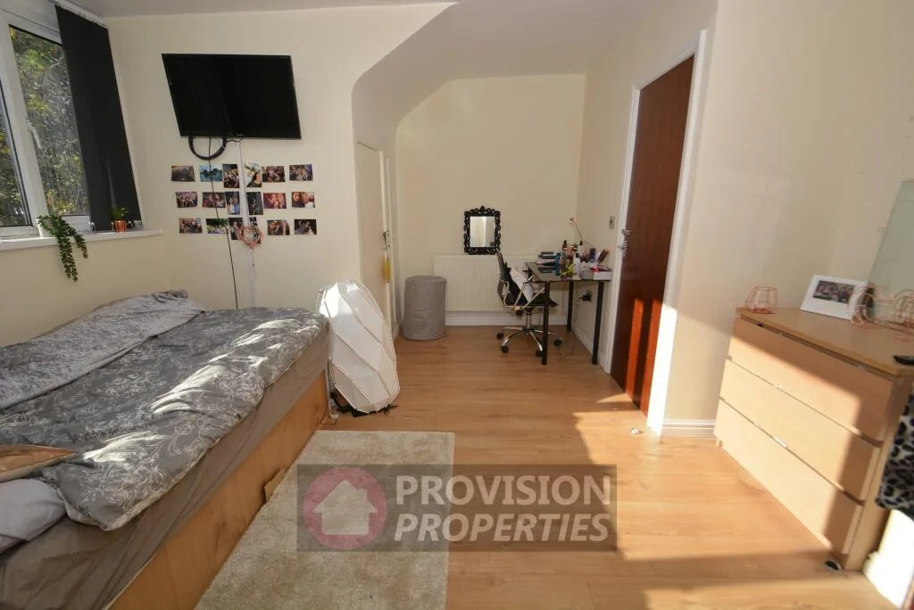 5 bedroom end of terrace house for rent