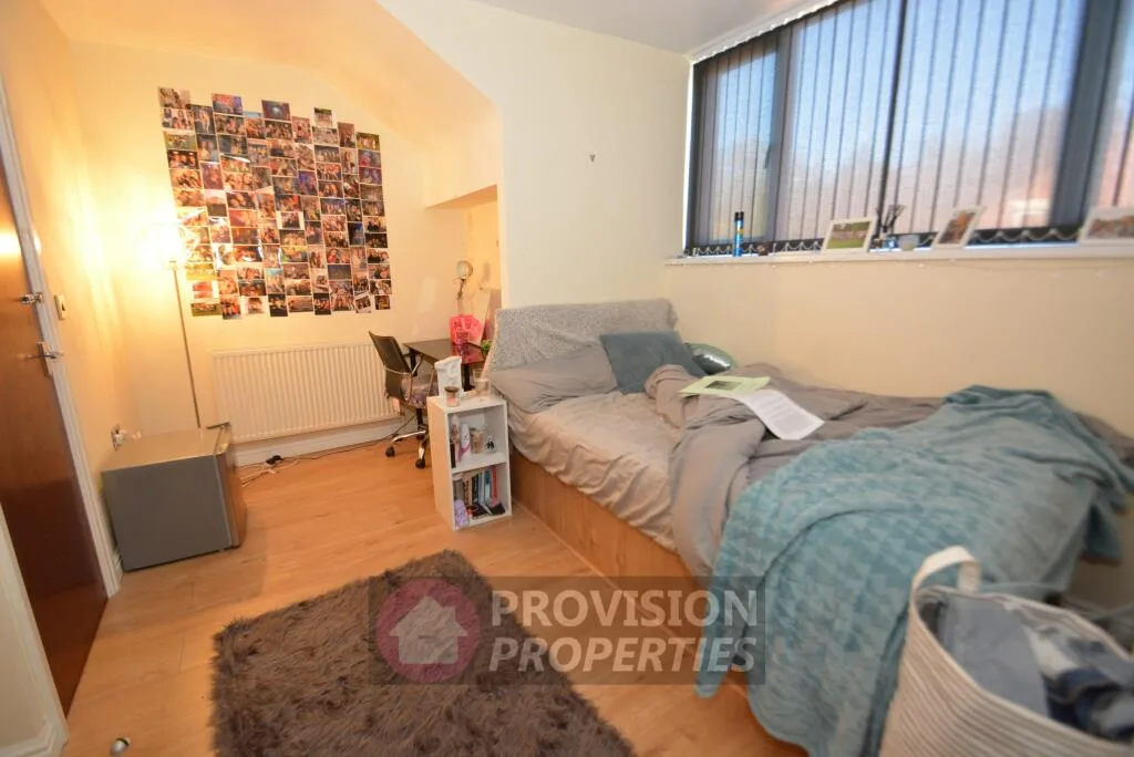 5 bedroom end of terrace house for rent